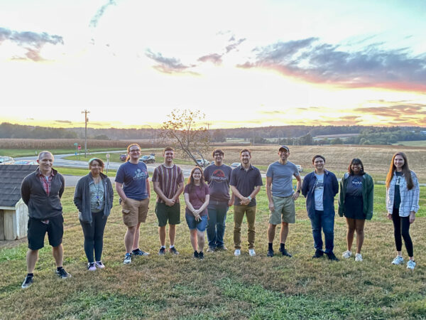 小组学生和教师在日落的BP槭树视图农场